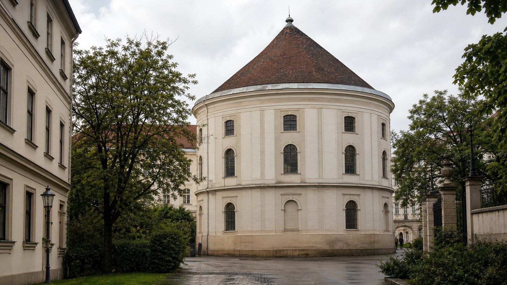 Круглое историческое здание Narrenturm в венском районе Альсергрунд